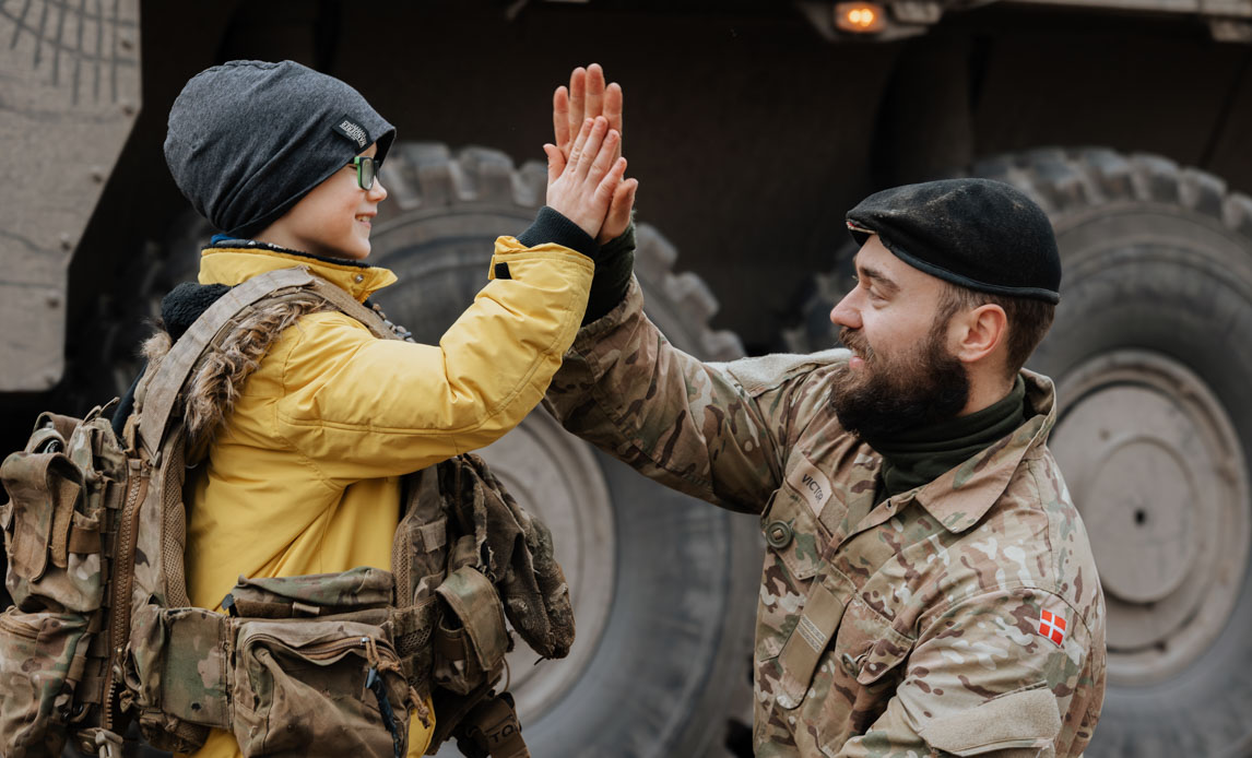 Dansk soldat highfiver lettisk dreng