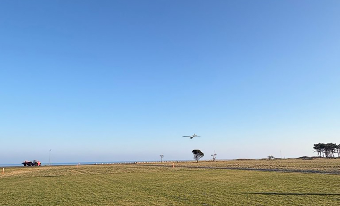 Forsvarets Dronecenter gennemførte tirsdag den første testflyvning med en drone fra H.C. Andersen Airport til Gniben. Flyvningen var den første i en række af testflyvninger, Forsvaret vil gennemføre i den kommende tid, og den skal danne grundlag for det videre arbejde med at teste skarpe flyvninger med droner. Flyvningerne sker som led i arbejdet med at styrke Forsvarets dronekapacitet.