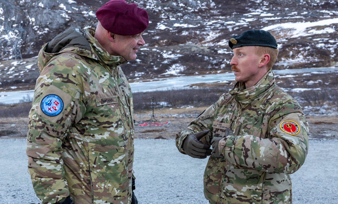 Forsvarschefen og kompagnichefen ved Buksefjordsværket