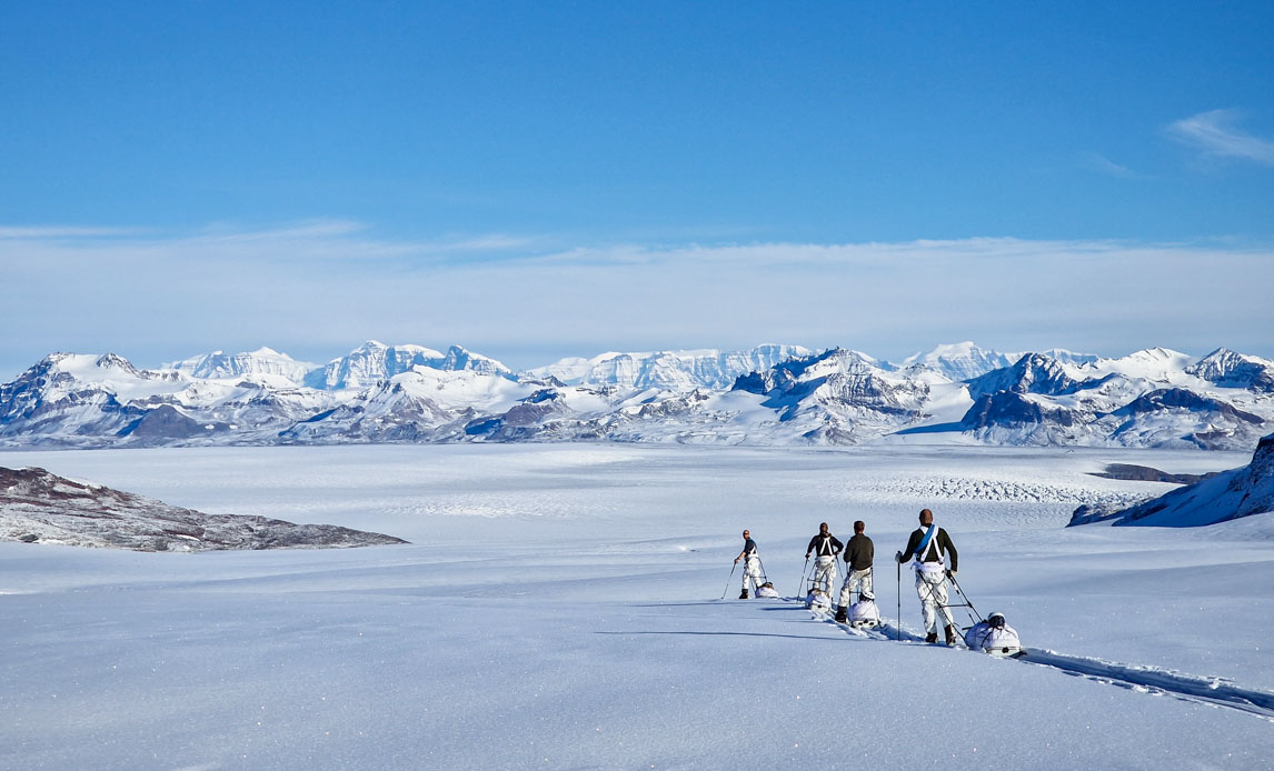 Jægerkorpsets arktiske specialister på patrulje i sneen