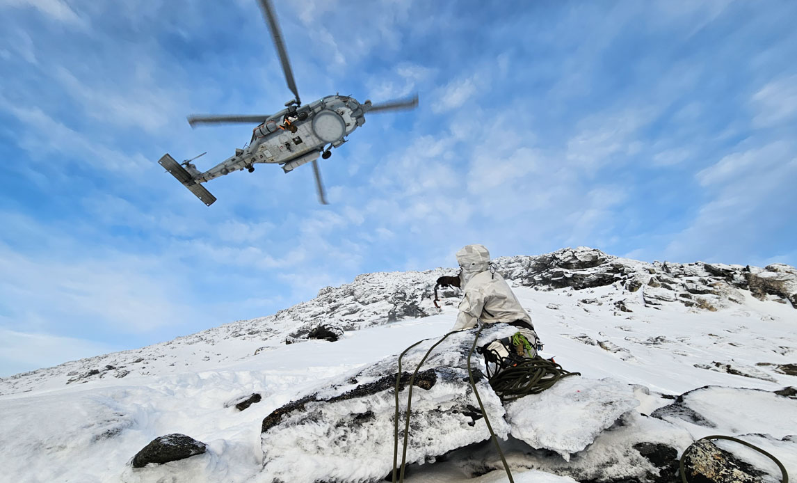 Helikopter i luften over arktisk specialist i Grønland