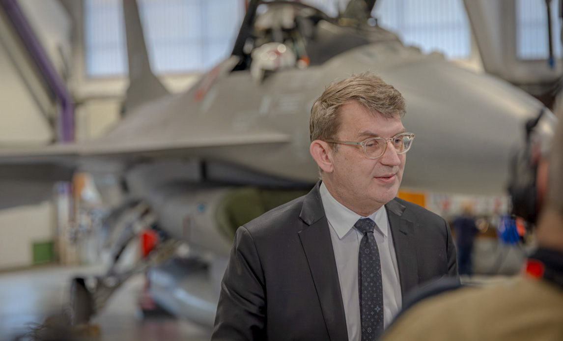 Forsvarsminister Troels Lund Poulsen foran F16