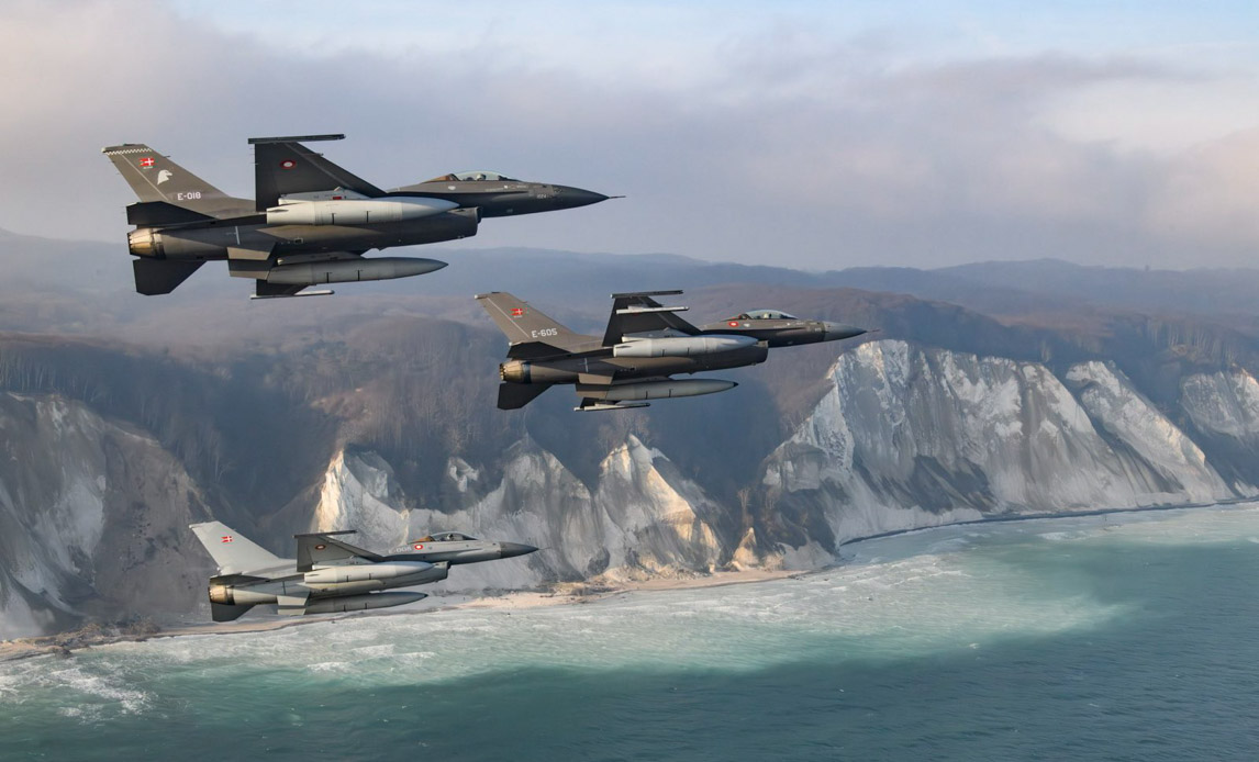 tre f16 kampfly over danmark
