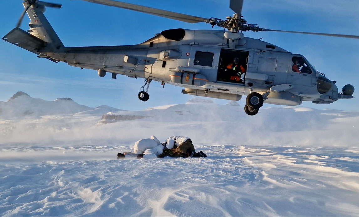 Seahawk helikopter over snelandskab