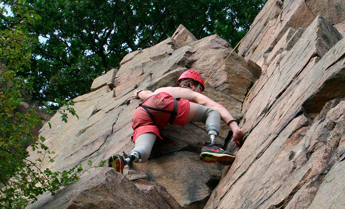 En veteran, der mistede begge ben i Afghanistan, klatrer i forbindelse med en sports camp på Bornholm.