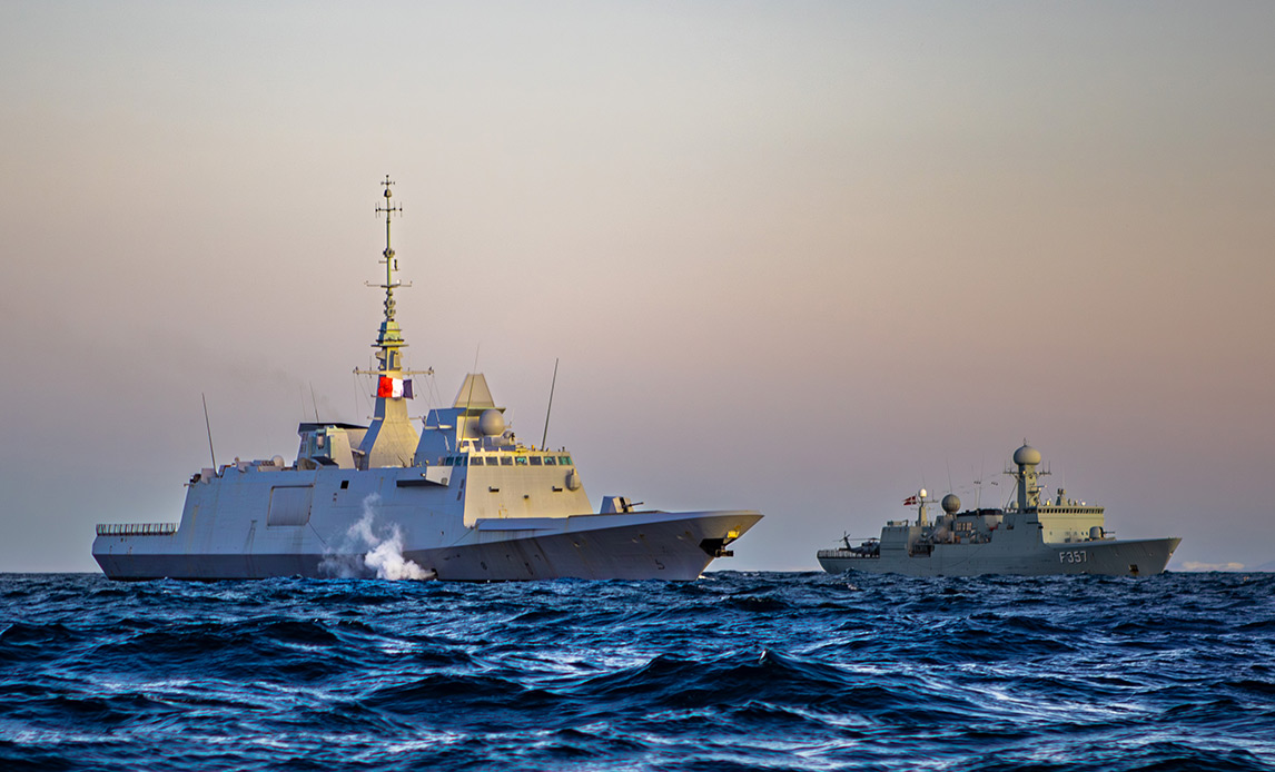 Inspektionsskibet Thetis og den franske fregat Bretagne i Nordatlanten