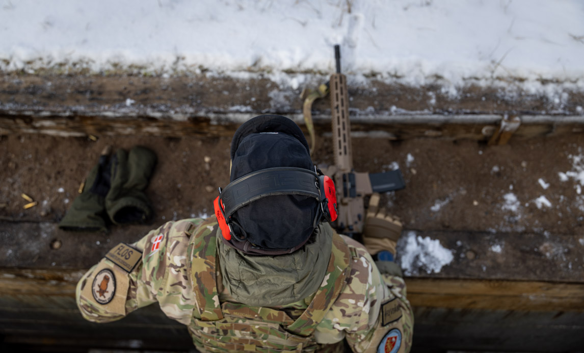 Soldater fra Flyvevåbnet på skydebane med M/25