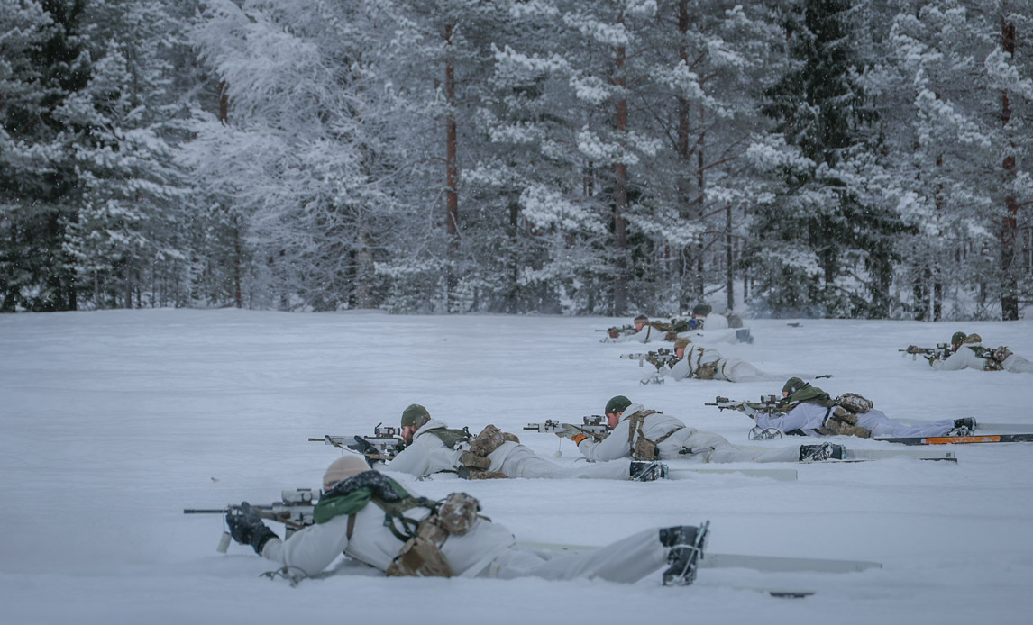Danske kursister træner skydeteknikker på ski