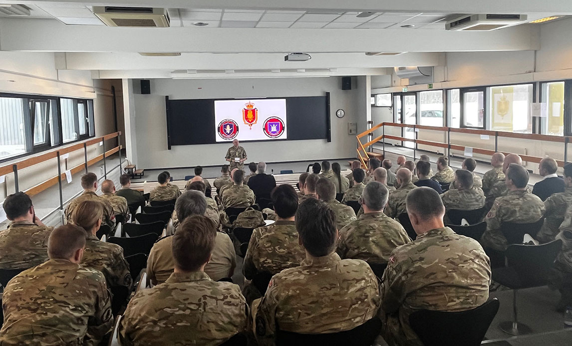 Chefen for Forsvarsakademiet taler til kursusdeltagerne.