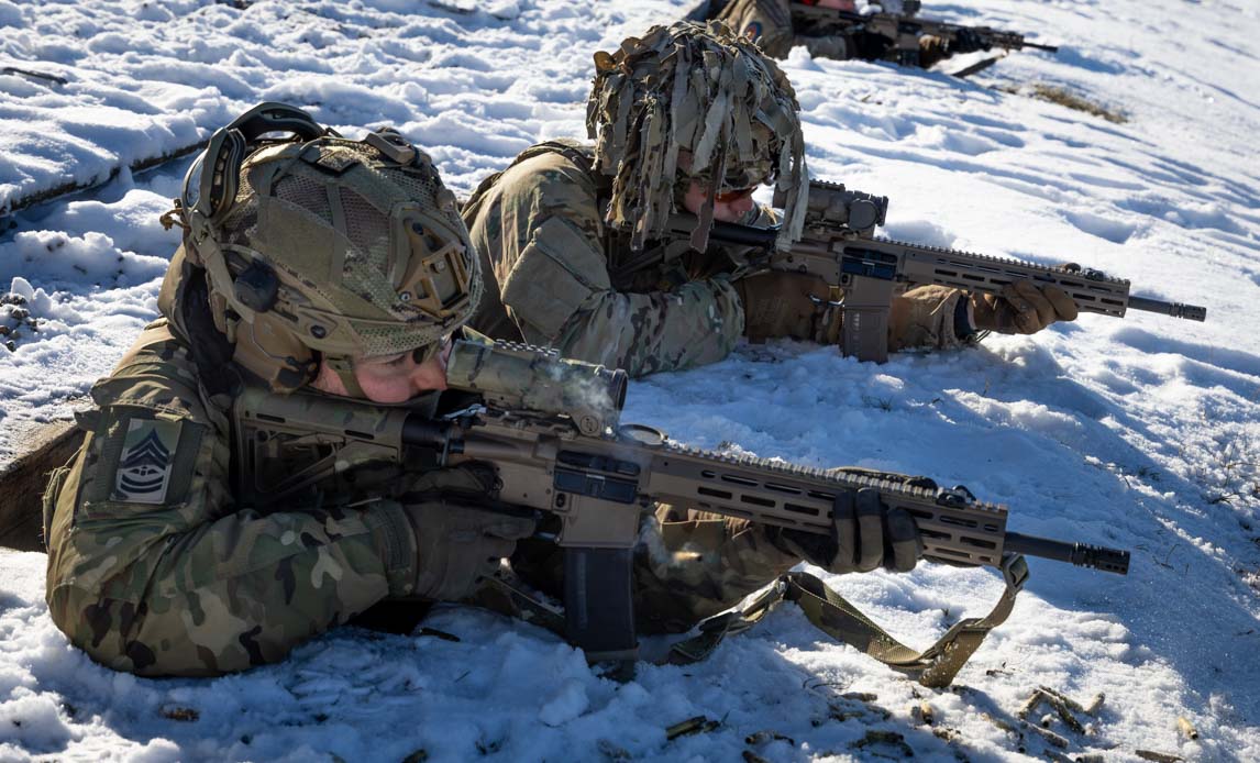 SOldater på skydebane med deres nye M/25 gevær