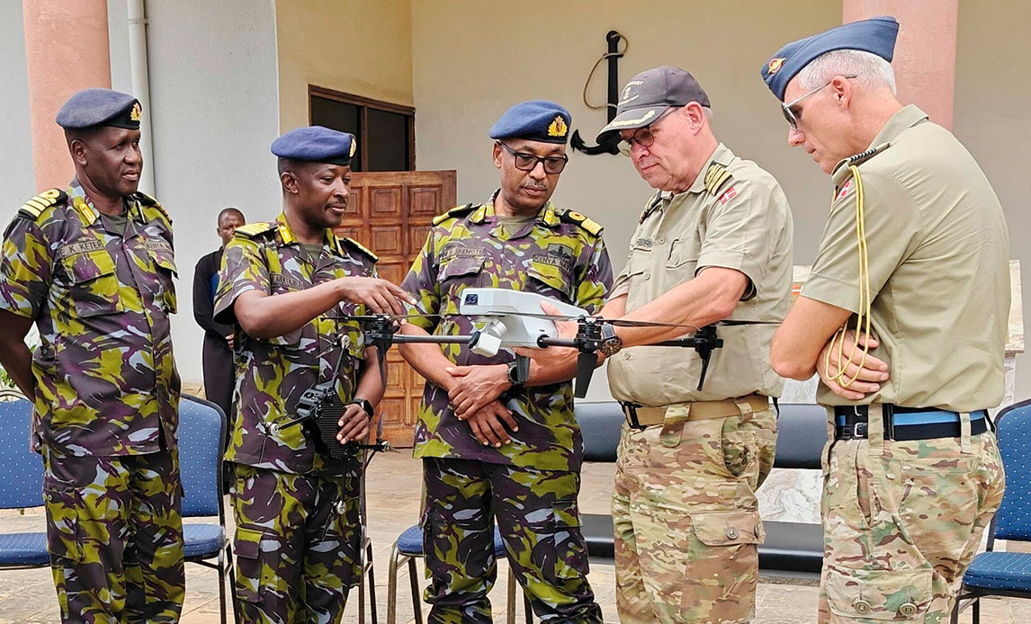 Forbindelsesofficer til Kenya Navy, kommandørkaptajn Kjeld Gaard-Frederiksen og den danske forsvarsattaché til Kenya, oberstløjtnant Lasse Sand, drøfter droner med ledelsen for Kenya Navy.