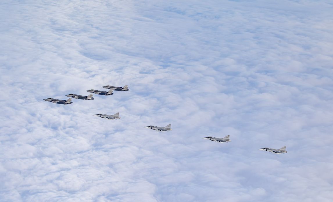 Danske F-35-fly og svenske Gripen-fly træner i Nordatlanten.