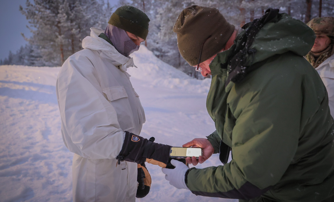 Forskerne fra Center for Militær Fysisk Træning måler soldaternes kropstemperaturer ved aflæsning af elektroniske temperaturmålere monteret på soldaternes hænder, fødder og i armhulen.