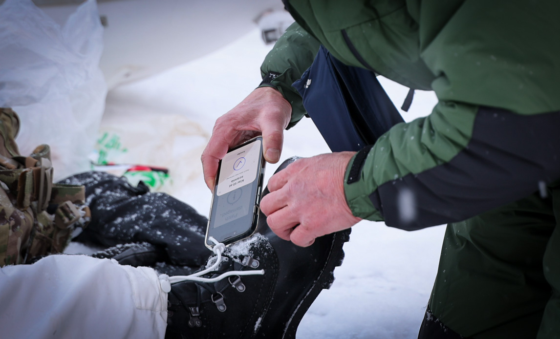 Forskerne fra CMT måler soldaternes kropstemperaturer ved aflæsning af elektroniske temperaturmålere monteret på soldaternes hænder, fødder og i armhulen. Foto: Ulrikke Holm Christensen / Forsvaret