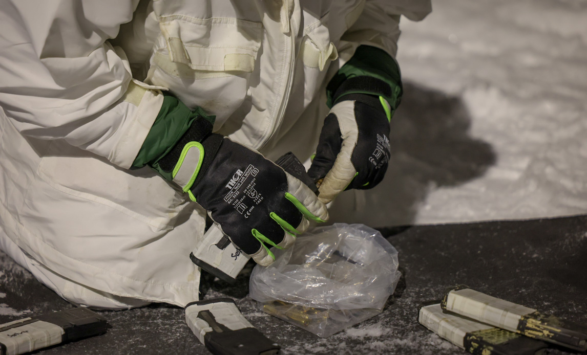’Magasine Loading-test’ med handsker på. Foto: Ulrikke Holm Christensen / Forsvaret
