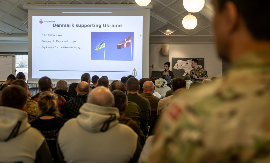 Briefing af ukrainere på besøg i Danmark - her om dansk støtte til ukraine