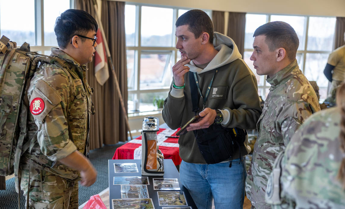 dansk og ukrainsk sanitsoldat i samtale