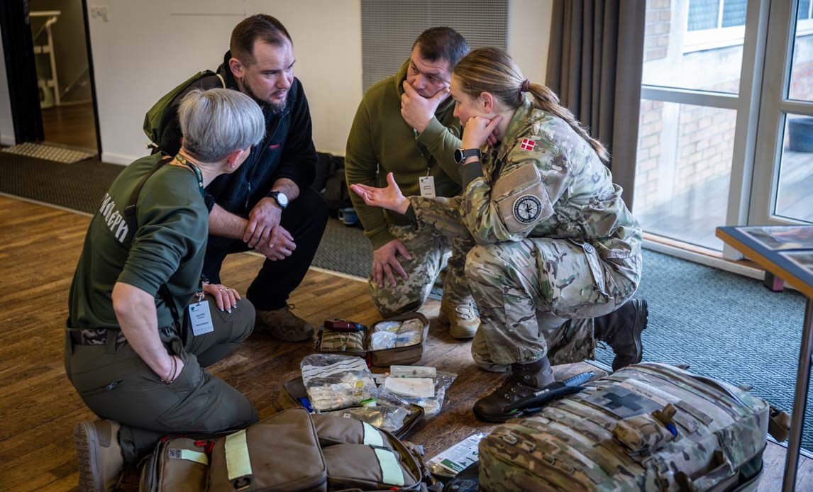 Danske og ukrainske medics i samtale over deres udstyr.