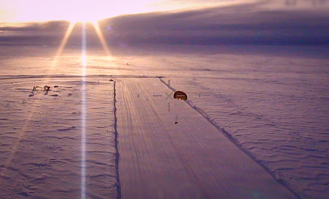 Brevstemmesedler bliver droppet ned til Station Nord i det nordlige Grønland.