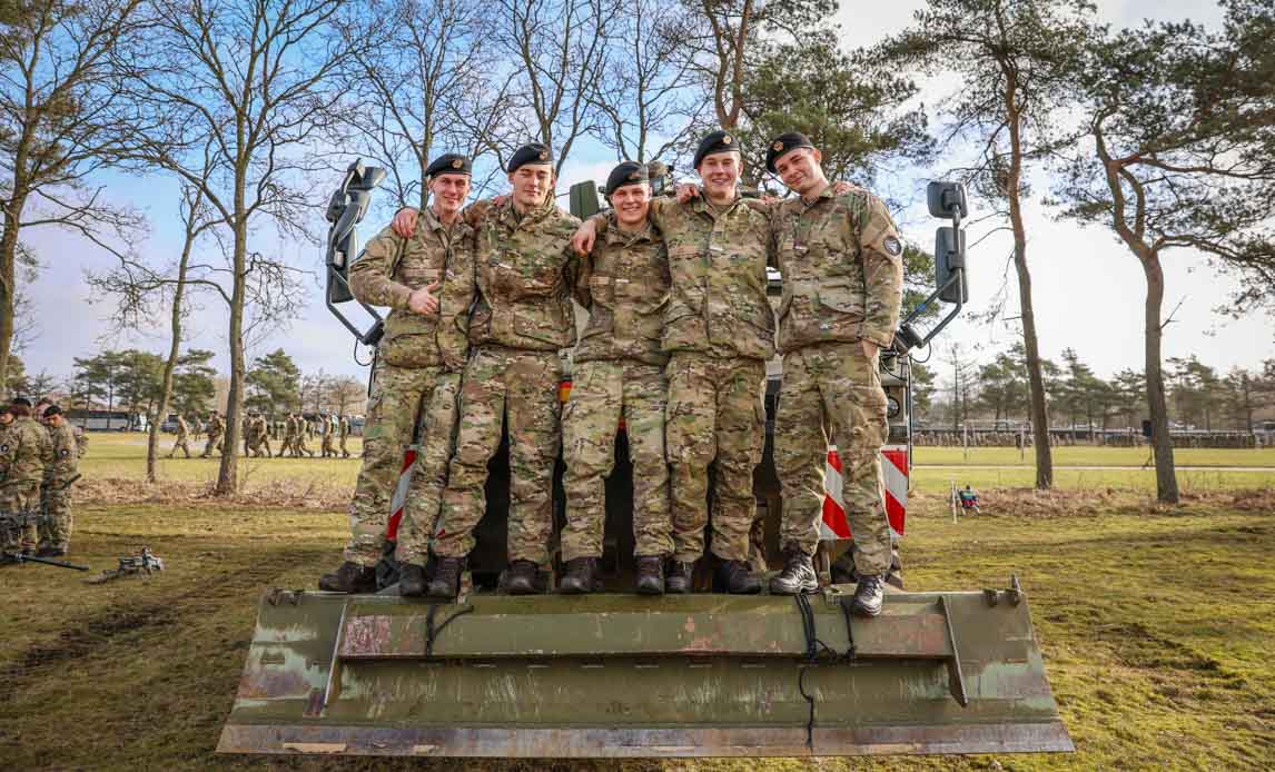 Værnepligtige på pansret køretøj