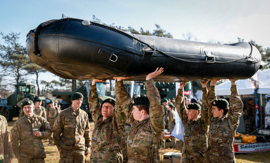 værnepligtige løfter gummibåd til karrieredag