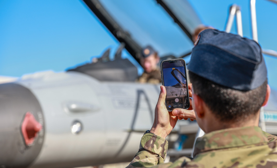 værnepligtige tager billeder i fly