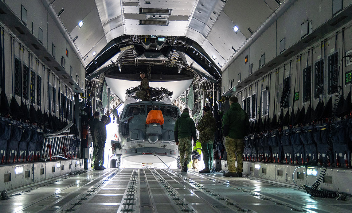 Med hjælp fra fransk luftvåben blev en dansk Seahawk-helikopter i forrige uge transporteret med fly fra Karup til Keflavik i Island. Formålet var at træne en mere effektiv flytning af den maritime helikopterkapacitet sammen med NATO-allierede.