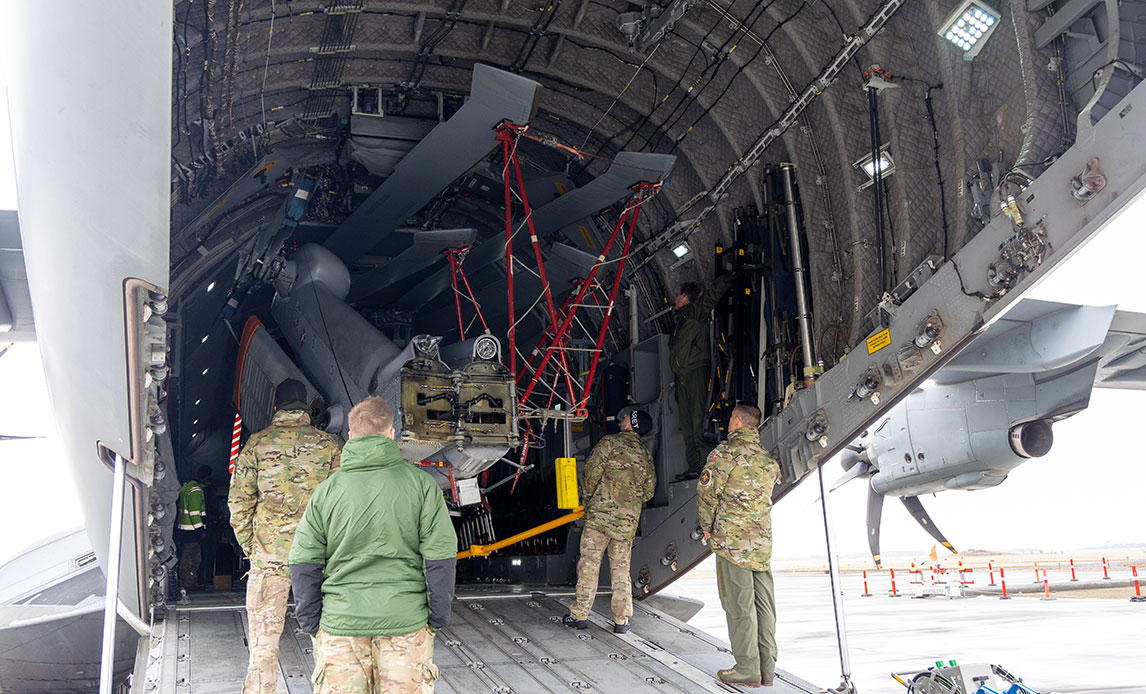 Med hjælp fra fransk luftvåben blev en dansk Seahawk-helikopter i forrige uge transporteret med fly fra Karup til Keflavik i Island. Formålet var at træne en mere effektiv flytning af den maritime helikopterkapacitet sammen med NATO-allierede.