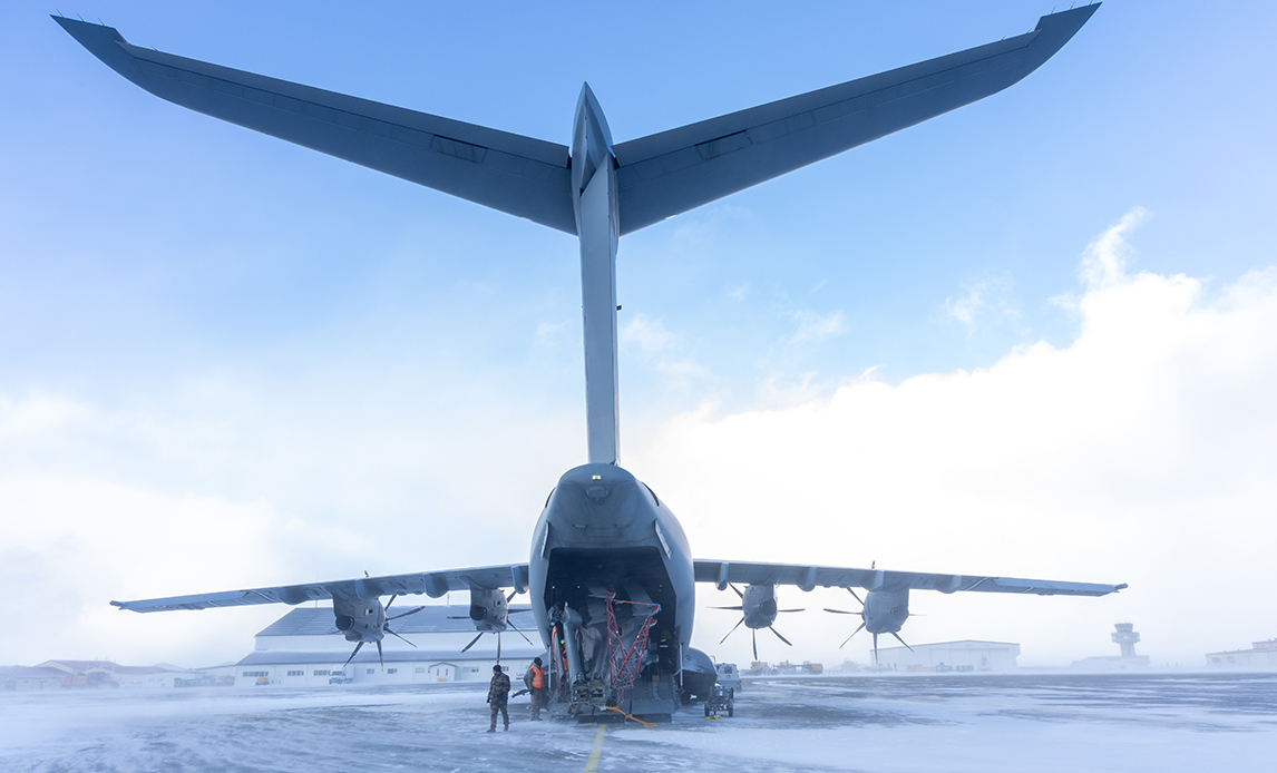 Med hjælp fra fransk luftvåben blev en dansk Seahawk-helikopter i forrige uge transporteret med fly fra Karup til Keflavik i Island. Formålet var at træne en mere effektiv flytning af den maritime helikopterkapacitet sammen med NATO-allierede.