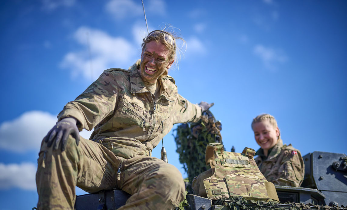 To soldater på pansret køretøj