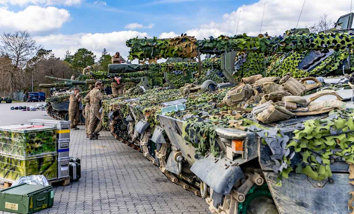 Pansrede køretøjer køres klar til øvelse