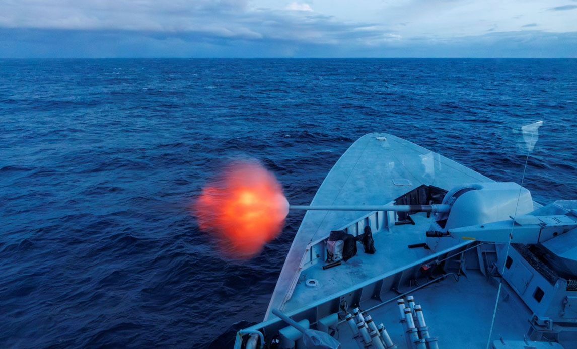 Fregat affyrer forreste kanon