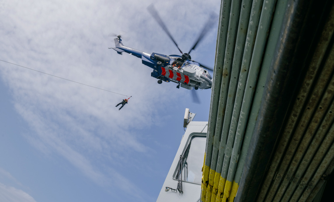 Helikopter ses nede fra dækket af fregat