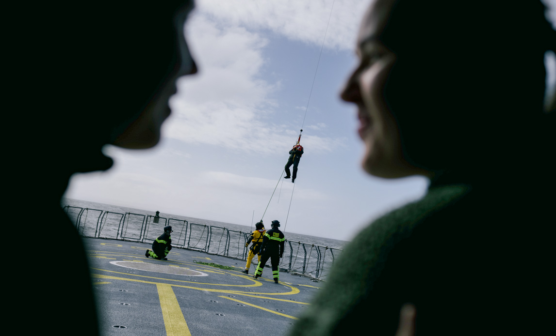 Soldater fra søværnet på helikopterdækket af fregat