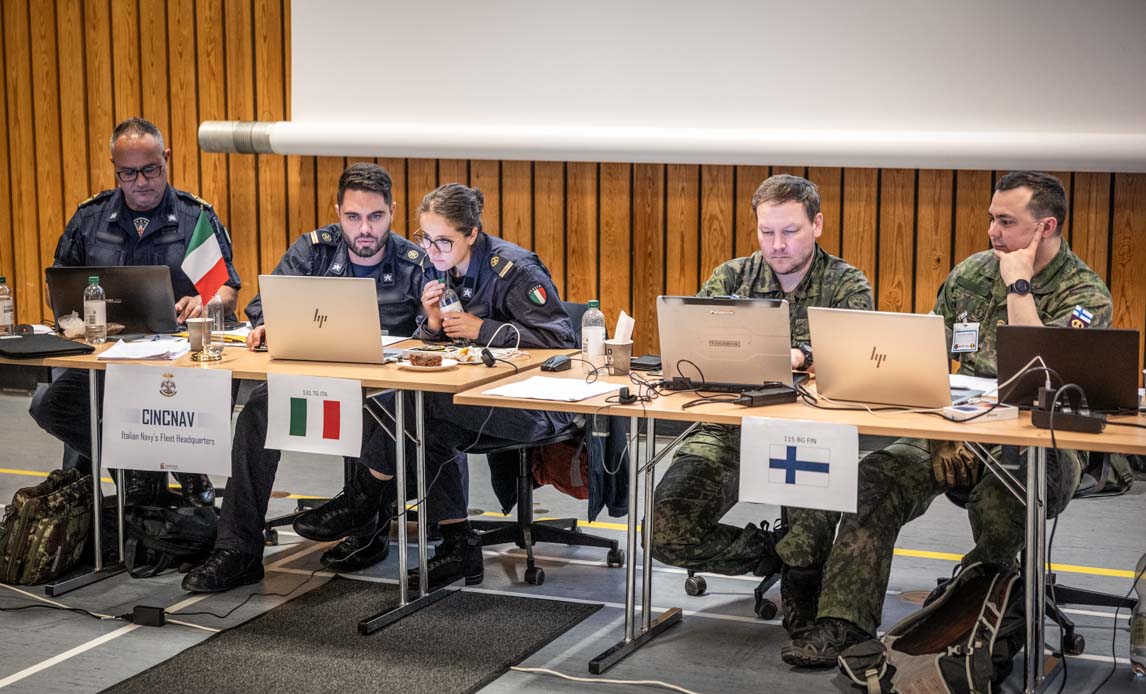 italienske og finske soldater ved skrivebord i Skive