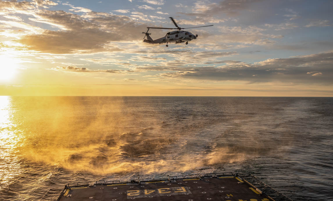 Helikopter letter fra fregatten Esbern Snare i solnedgang