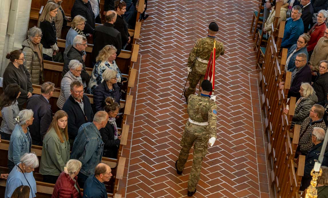 fane føres ind i kirke