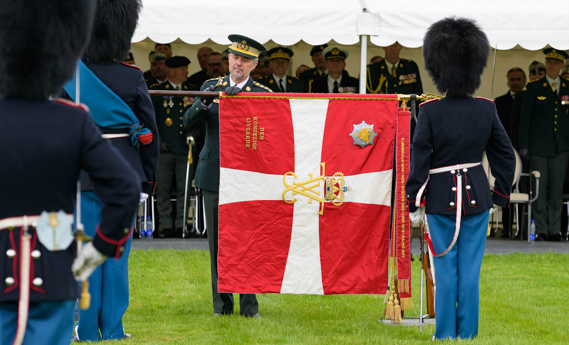 H. M. Kong Frederik slår kongesømmet i på den nye fane til Den Kongelige Livgarde. Foto: