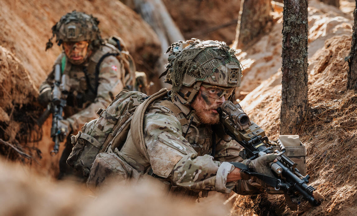 Ved brug af droner får infanteristerne øjne i luften, der kan give dem informationer om, hvad der foregår længere fremme i de snævre løbegange. Dermed kan de både se, hvor modstanderen befinder sig, og hvad han foretager sig – før de selv møder ham.