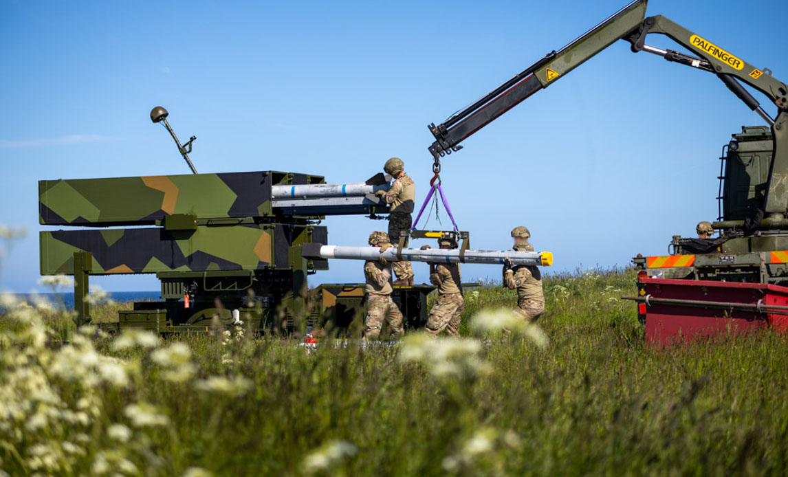 Soldater fra Air Defence Wings Eskadrille 541 lader missillauncheren NASAMS