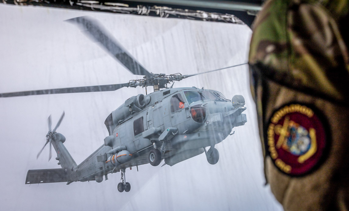 Seahawk helikopter flyver over fregat