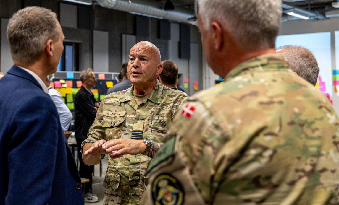Chef for det nye rumoperationscenter Nils Mahon (i midten) har indtil nu siddet med ansvaret for at etablere rummet som domæne i Forsvaret.