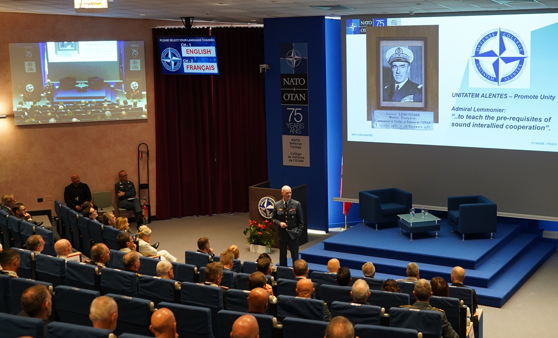 Generalløjtnant Max A. L. T. Nielsen i auditoriet på NATO Defense College i Rom.