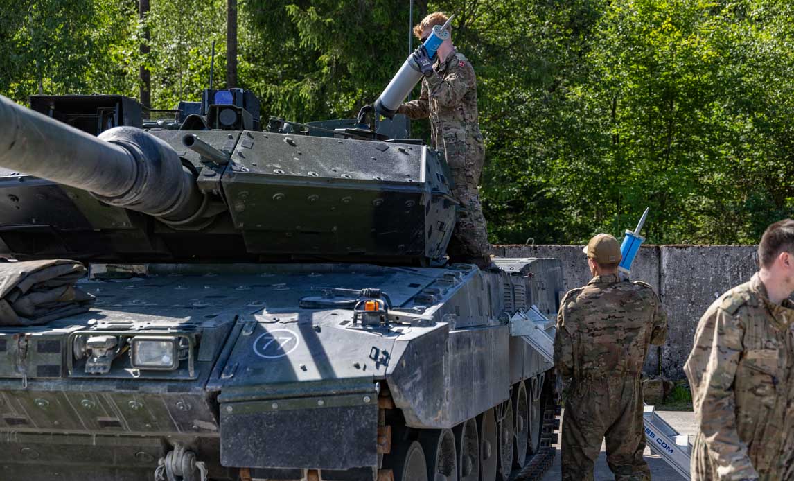 Godt 250 soldater fra Panserbataljonen fra Jydske Dragonregiment har i de seneste uger været på skydeperiode med deres kampvogne i Tyskland. Her har de skærpet deres færdigheder, så kampvognen fortsat kan bidrage med slagkraft på kamppladsen trods nye udfordringer med droner.