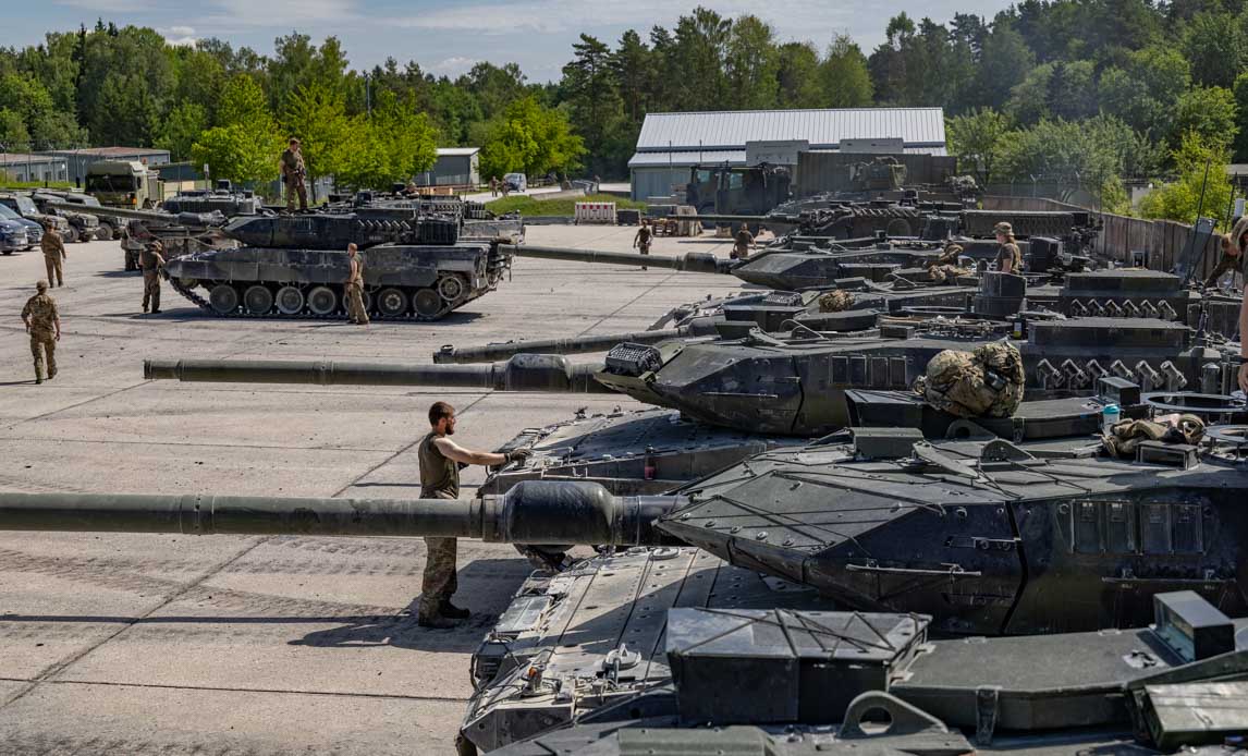 Godt 250 soldater fra Panserbataljonen fra Jydske Dragonregiment har i de seneste uger været på skydeperiode med deres kampvogne i Tyskland. Her har de skærpet deres færdigheder, så kampvognen fortsat kan bidrage med slagkraft på kamppladsen trods nye udfordringer med droner.