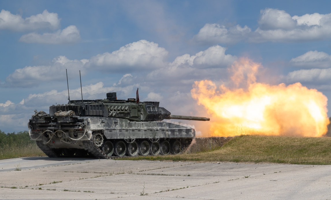 Godt 250 soldater fra Panserbataljonen fra Jydske Dragonregiment har i de seneste uger været på skydeperiode med deres kampvogne i Tyskland. Her har de skærpet deres færdigheder, så kampvognen fortsat kan bidrage med slagkraft på kamppladsen trods nye udfordringer med droner.