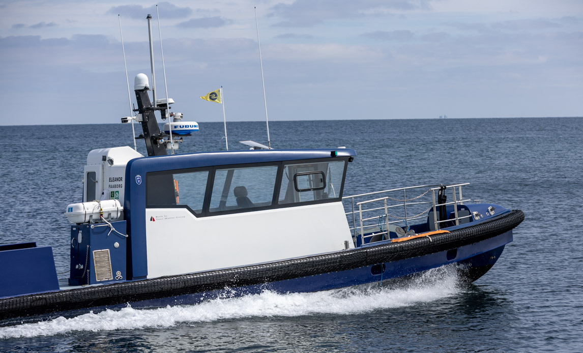 Da Eleanor, som den blå båd hedder, har lagt fra land og sætter kurs ud i farvandet ved Søværnets Taktik og Våbenskole ved Gniben på spidsen af Sjællands Odde er der ikke et menneske ved roret.