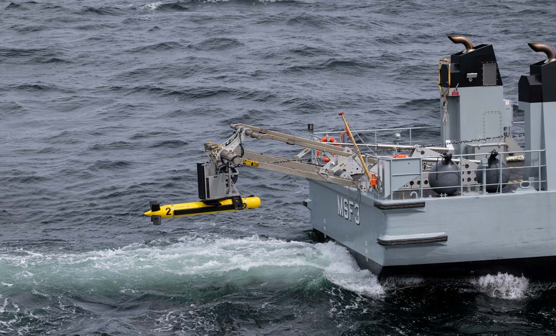 Maritim drone hænger over havoverfladen