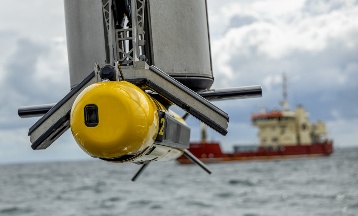 nærbillede af maritim drone der hænger over havoverflade