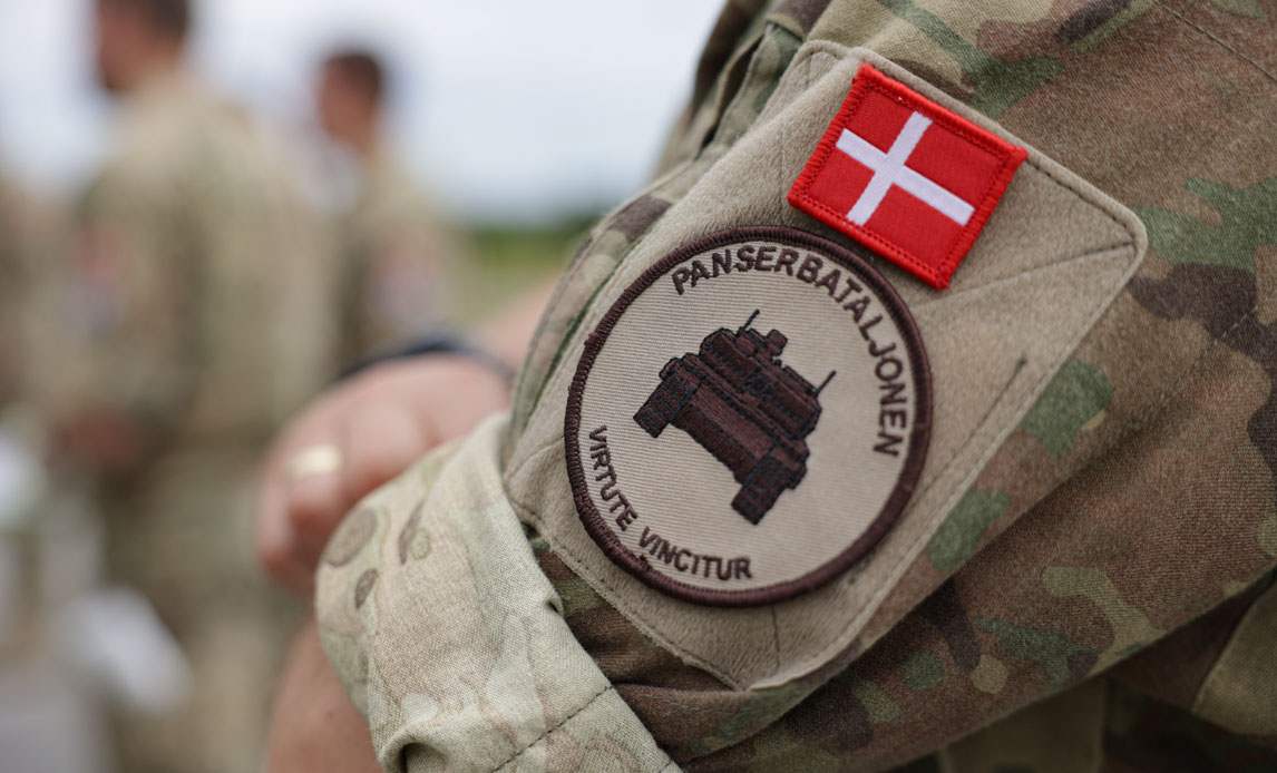 Godt 250 soldater fra Panserbataljonen fra Jydske Dragonregiment har i de seneste uger været på skydeperiode med deres kampvogne i Tyskland. Her har de skærpet deres færdigheder, så kampvognen fortsat kan bidrage med slagkraft på kamppladsen trods nye udfordringer med droner.